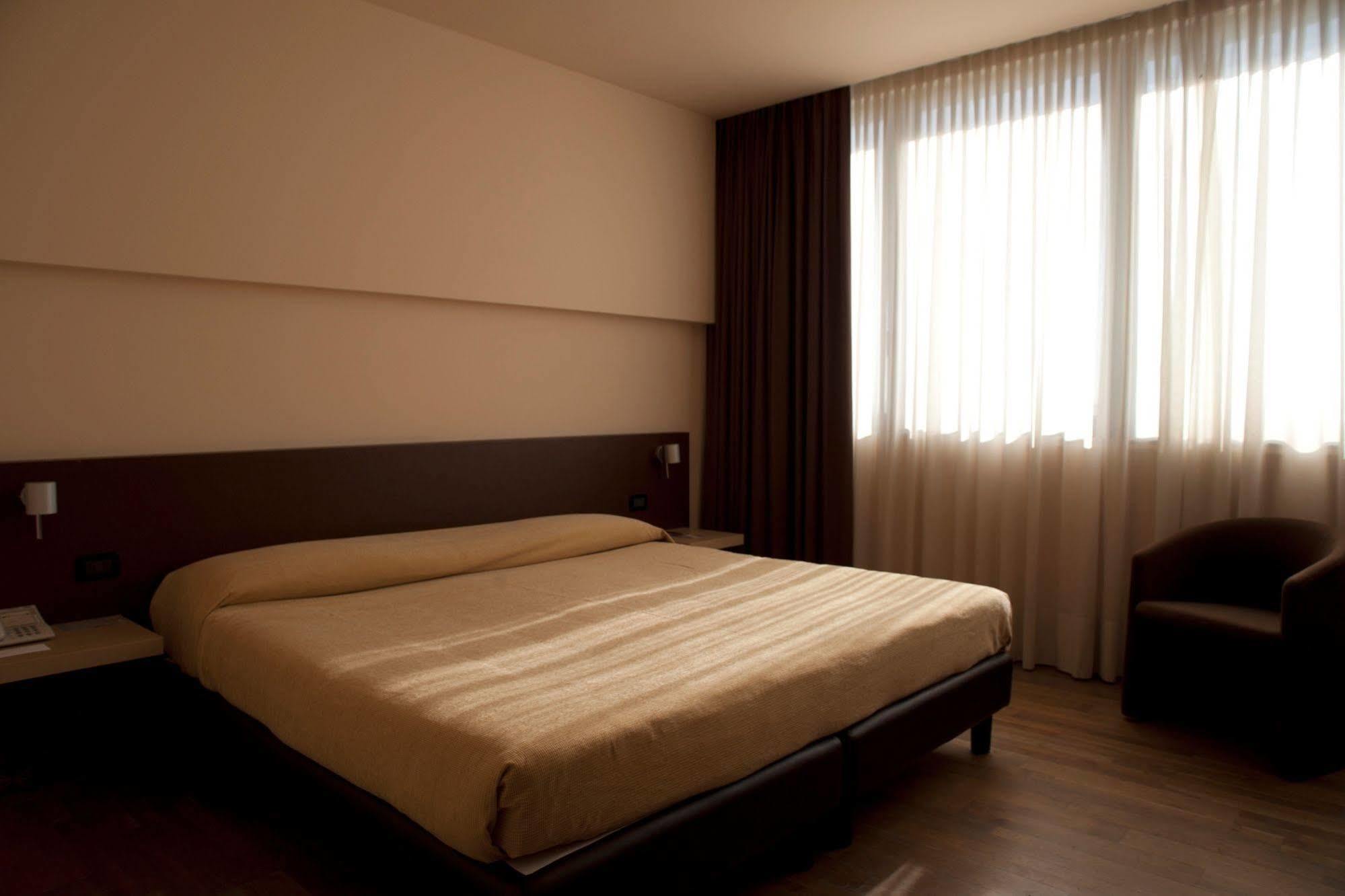 Airporthotel Verona Congress & Relax Dossobuono Esterno foto